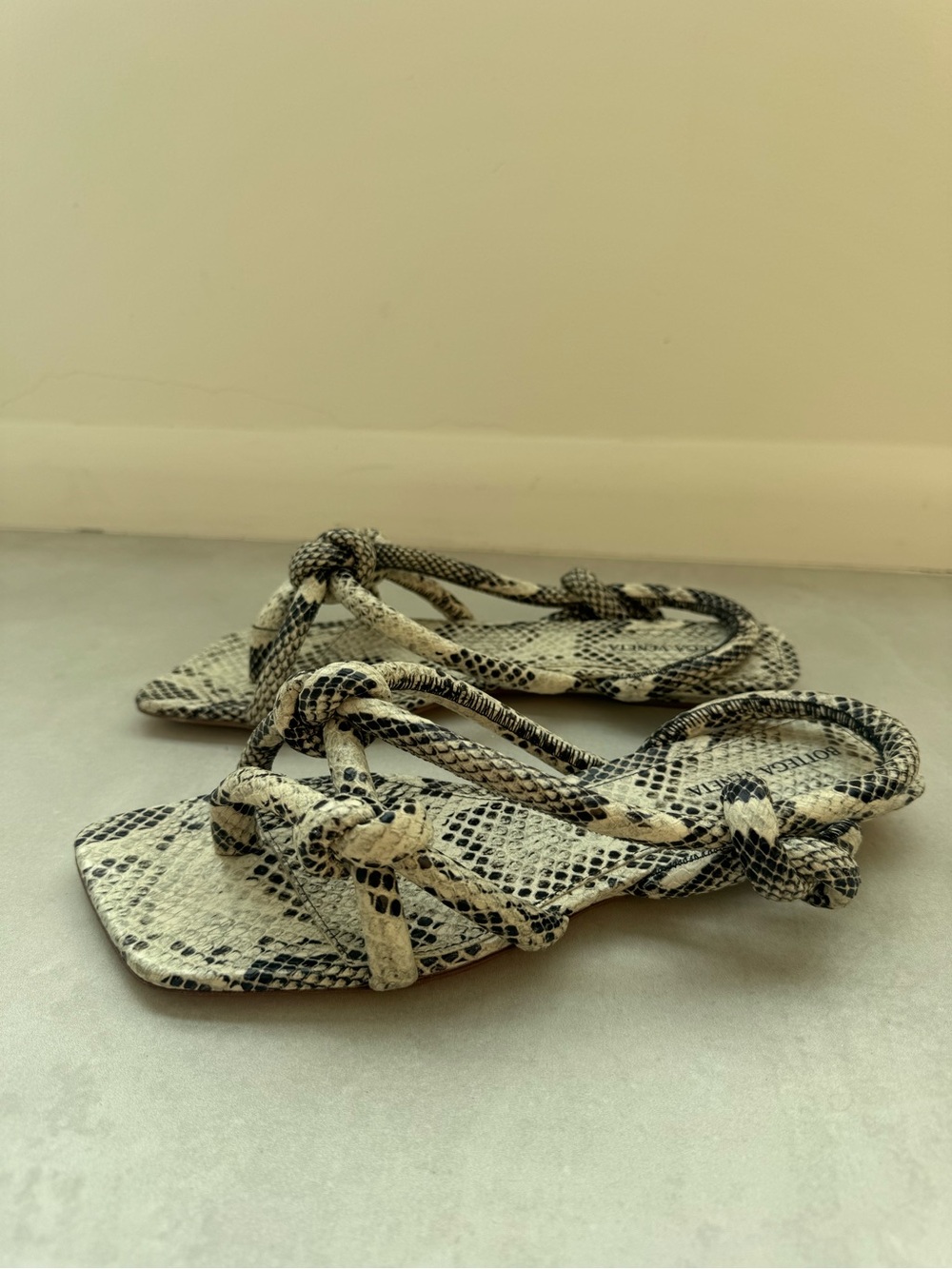 Bottega Veneta Jimbo Black & Cream Snakeskin Knot-Detail Sandals - Picture 7 of 15